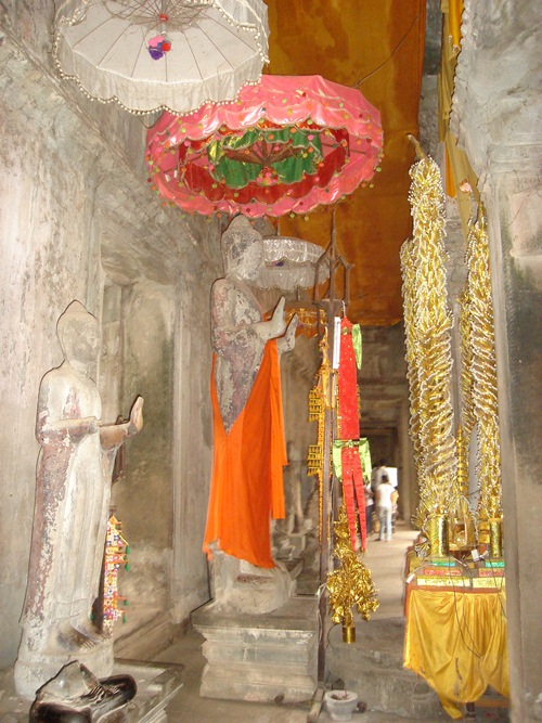 Das Khmer-Königreich ist vor Jahrhunderten verschwunden. Der Buddhismus lebt immer noch und wird in Angkor Wat praktiziert.